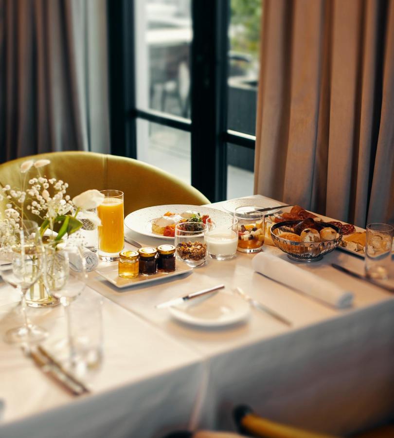 Hotel Monograph Freedom Square Tbilisi Exterior foto A breakfast table