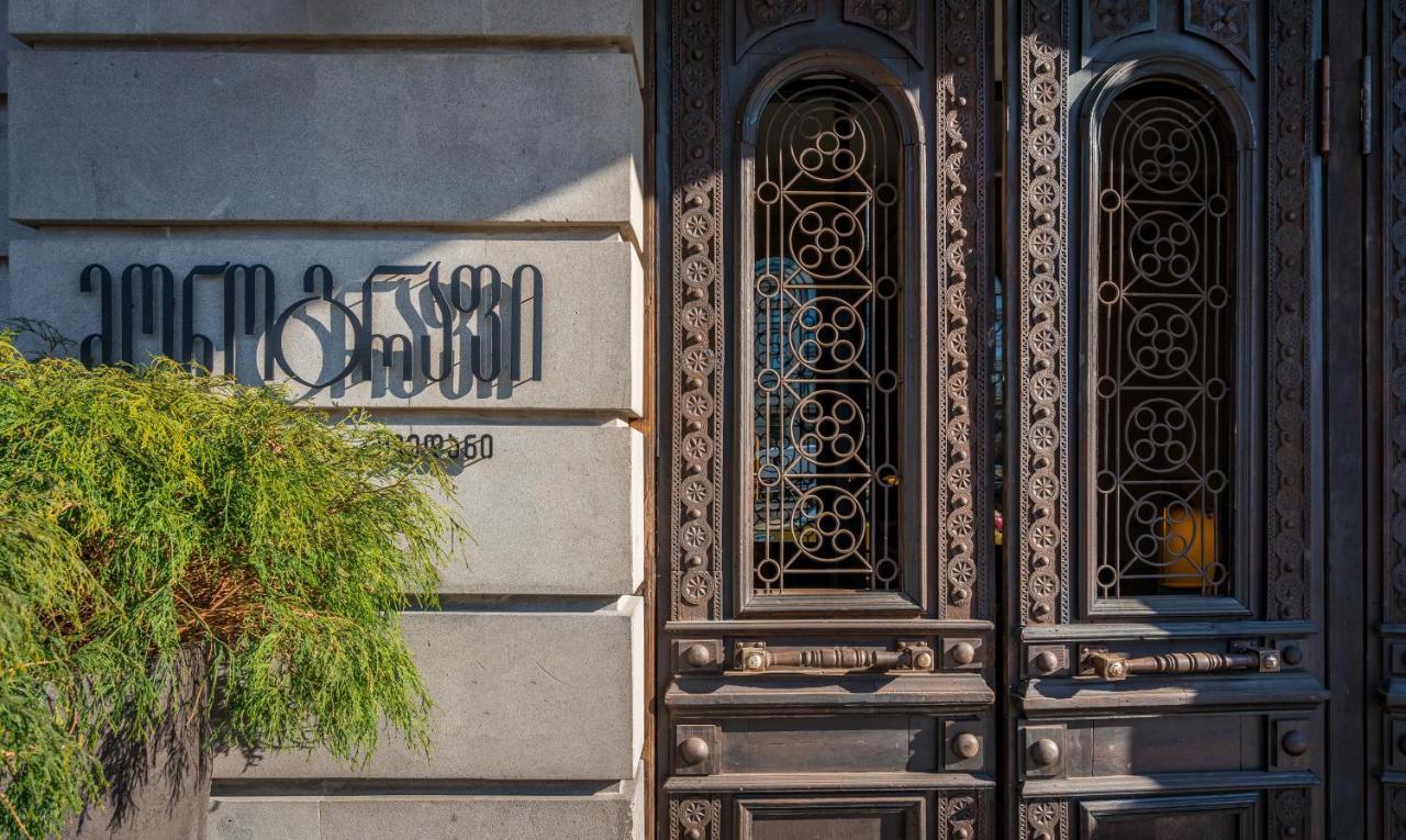 Hotel Monograph Freedom Square Tbilisi Exterior foto The gate of the house