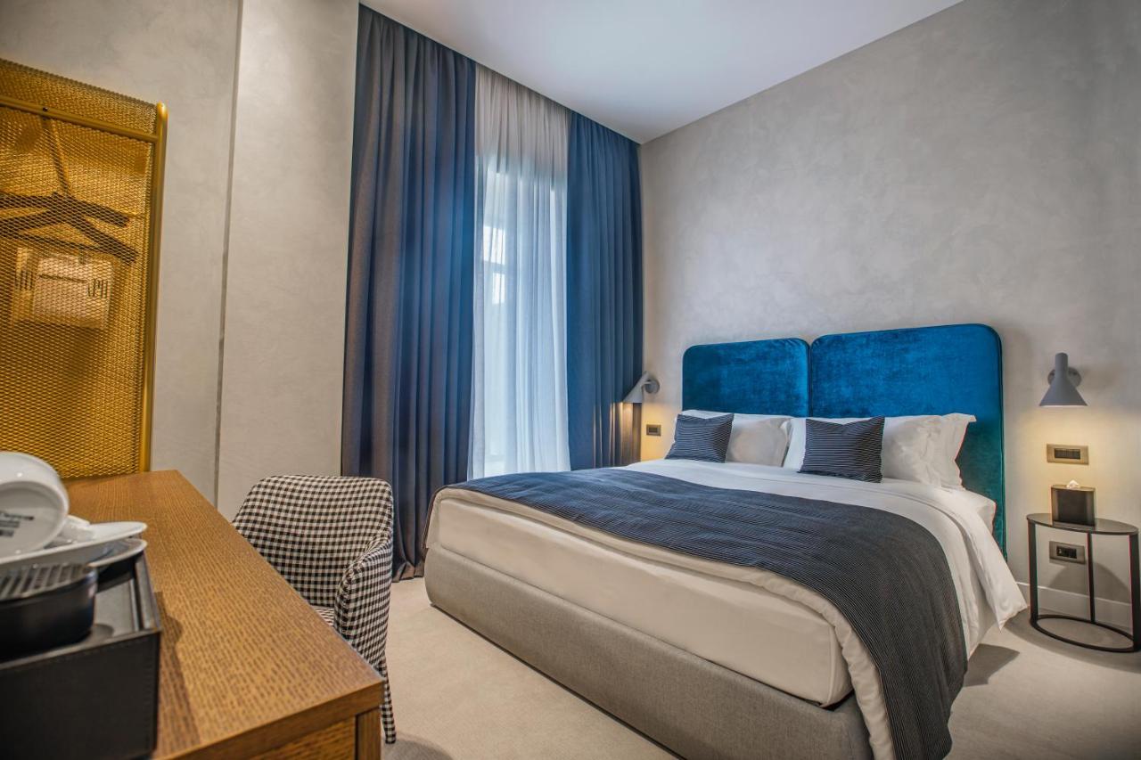 Hotel Monograph Freedom Square Tbilisi Exterior foto A bedroom at the hotel