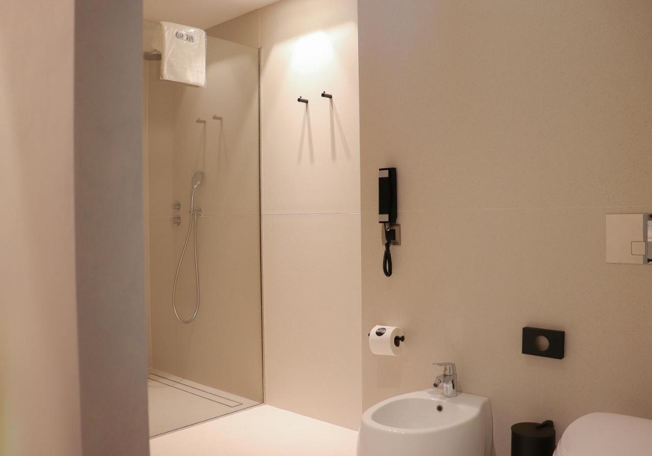 Hotel Monograph Freedom Square Tbilisi Exterior foto Bathroom of a room at the hotel