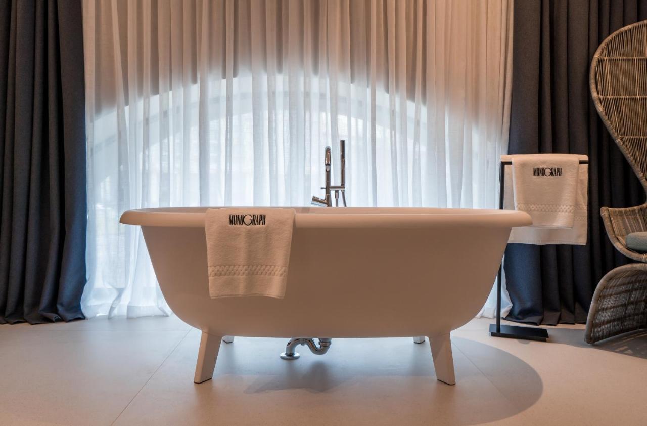 Hotel Monograph Freedom Square Tbilisi Exterior foto A freestanding bathtub