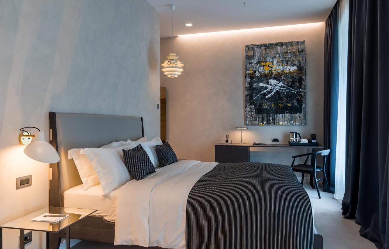 Hotel Monograph Freedom Square Tbilisi Exterior foto A room at the hotel