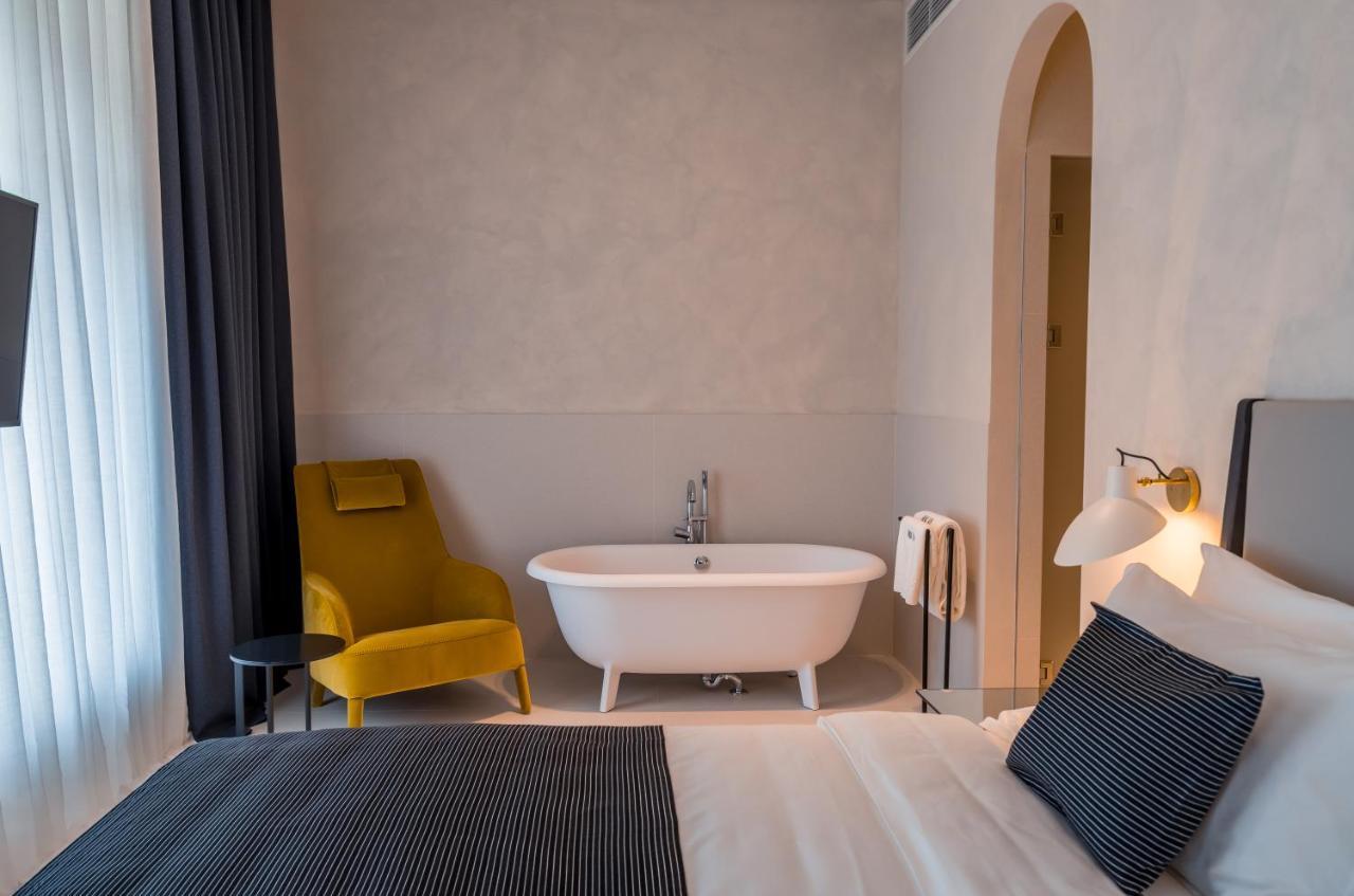 Hotel Monograph Freedom Square Tbilisi Exterior foto A room at the hotel