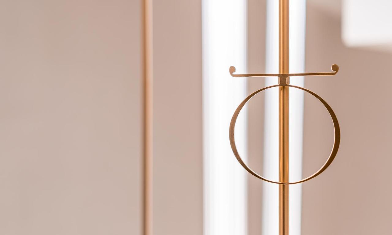 Hotel Monograph Freedom Square Tbilisi Exterior foto Detail of the door handle